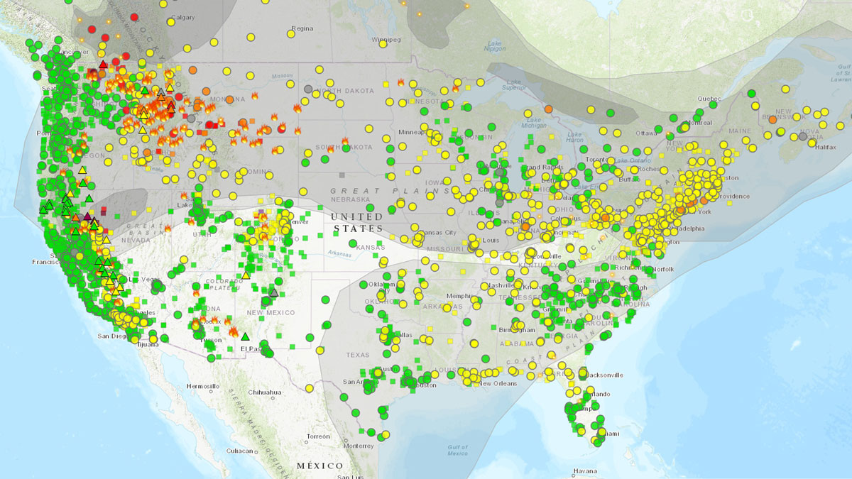 Map of The United States with dots denoting wildfire activity
