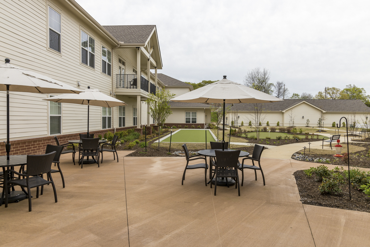 HarborChase outdoor design patio and golf space Senior Living